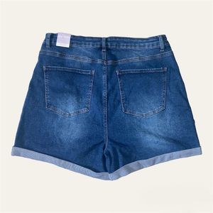 mom jean shorts medium wash blue 80s/90s vintage style. stretchy